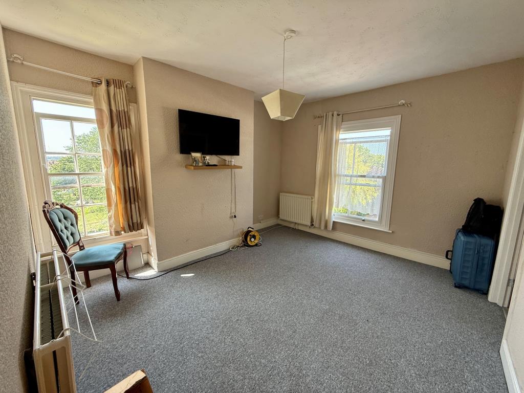 Lot: 149 - FREEHOLD INVESTMENT INCLUDING VACANT FLAT - Living room with dual aspect windows